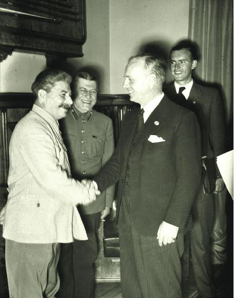 Doppelspieler: Josef Stalin und der deutschen Außenminister Joachim von Ribbentrop nach der Unterzeichnung des deutsch-sowjetischen Nichtangriffspaktes.