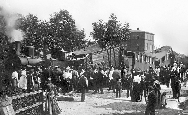 Schaulustige in Cranz: Der Unfall ereignete sich am 27. Juni 1906 um 14.42 Uhr. Der aus Königsberg kommende Personenzug fuhr zu schnell in den Bahnhof hinein. Auch ein Prellbock stoppte die Maschine nicht, die erst auf dem Vorplatz zum Stehen kam. Bei diesem Unfall starben zwei Personen und 13 weitere wurden verletzt, Lok und Zuggarnitur wurden schwer beschädigt.