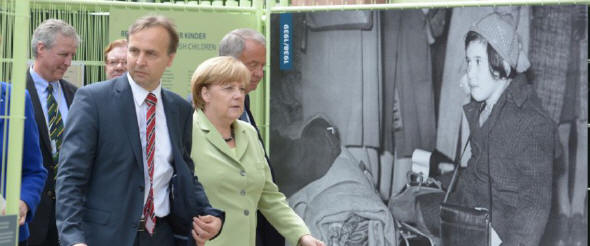 Stiftungsdirektor Manfred Kittel empfängt Bundeskanzlerin Angela Merkel: Mit sofortiger Wirkung von seinen Aufgaben entbunden Foto:  picture alliance / dpa