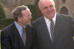 Wilfried Martens (l.) und Helmut Kohl (r.) im Gespräch. Beide hatten ein eher weniger erfreuliches Treffen mit Polens Parteichef Kaczynski