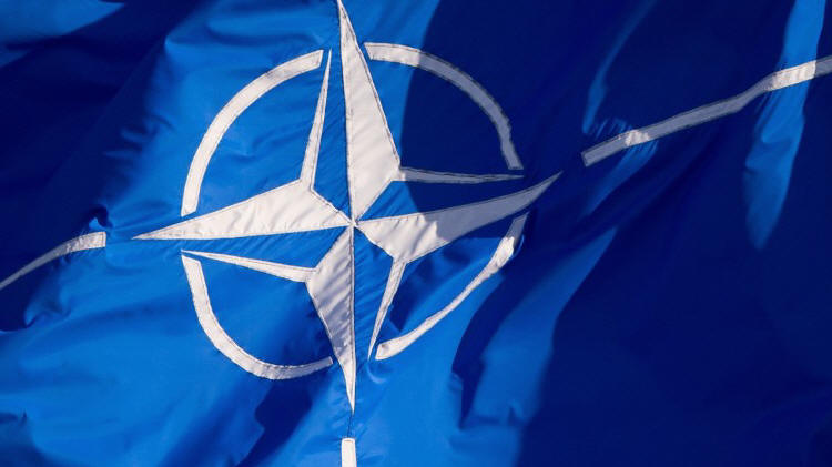 Flagge der NATO (dpa / Daniel Naupold)