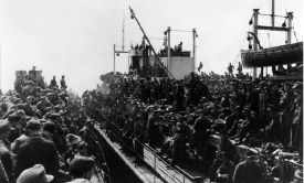 In dieser Grenordnung noch nicht da gewesen: Im Rahmen des Unternehmens Hannibal verlassen mit Flchtlingen und Wehrmachtsoldaten voll beladene Marinefahrzeuge den Hafen von Pillau