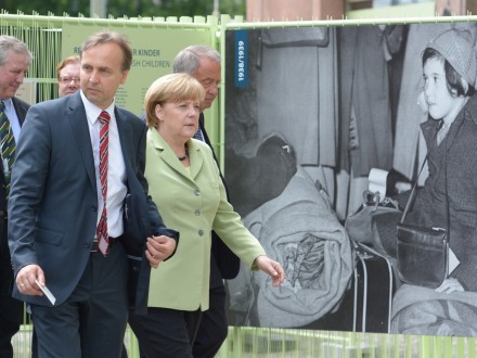 Manfred Kittel (l.) und Angela Merkel 2013 zum Baubeginn des Dokumentationszentrums der Vertriebenenstiftung. (picture alliance / dpa / Rainer Jensen)