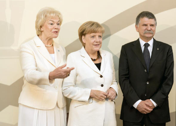 Tag der Heimat: Erika Steinbach, Angela Merkel und László Kövér: Ehrung für die Kanzlerin Foto: dpa