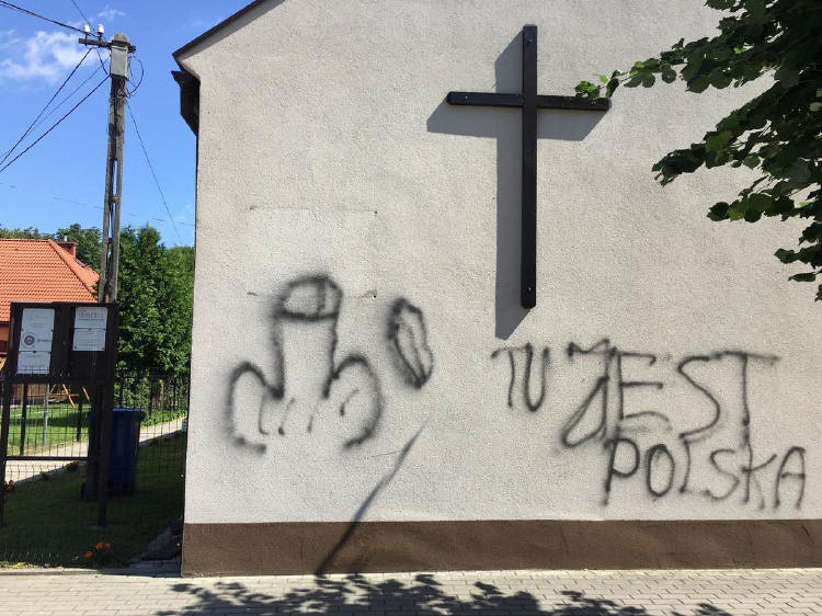 Die durch Vandalismus beschädige Fassade der ev. Kirche in Bialla (Gehlenburg) - Foto: Pfr. Marcin Pysz