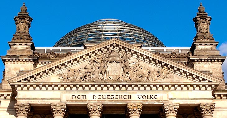 Der Eingang zum Reichstagsgebäude in Berlin (heute Sitz des Bundestages) - Bild zum Vergrößern anklicken!