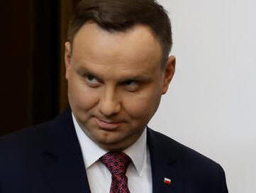 Polens Präsident Duda auf dem Weg zu einer Pressekonferenz.
