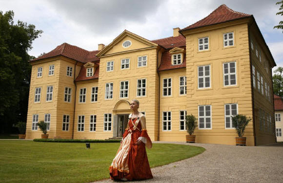 Das Rokoko-Schloss Mirow wurde vom Land Mecklenburg-Vorpommern seit 2005 für etwa acht Millionen Euro saniert. Im Schloss wuchs unter anderem ...
