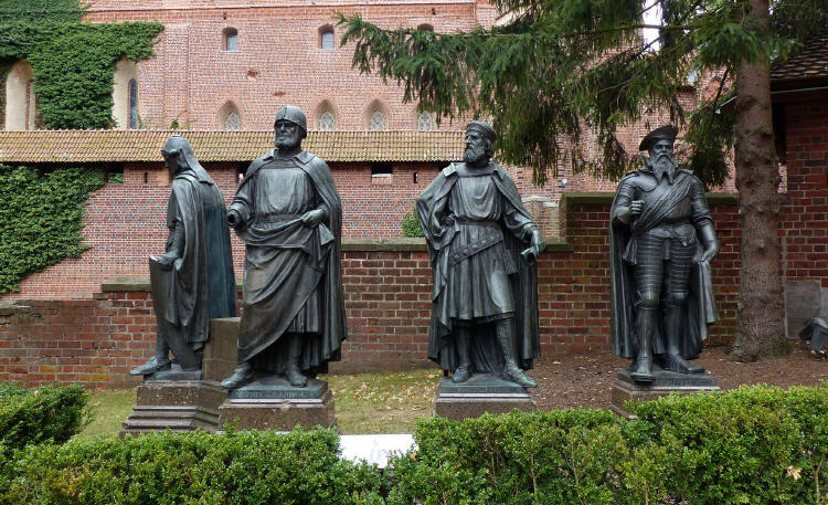 Statuen der bedeutendsten Hochmeister des Orden im Innenhof der Marienburg (Salza, Feuchtwangen, Kniprode, Albrecht) - zur Veegrößerung anklicken!