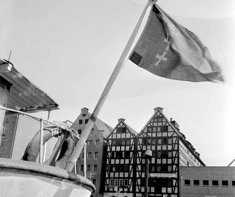 Die alte Stadt- wurde zur Staats- und Handelsflagge: Danzigflagge am Heck eines Schiffes in Danzigs Hafen 1937